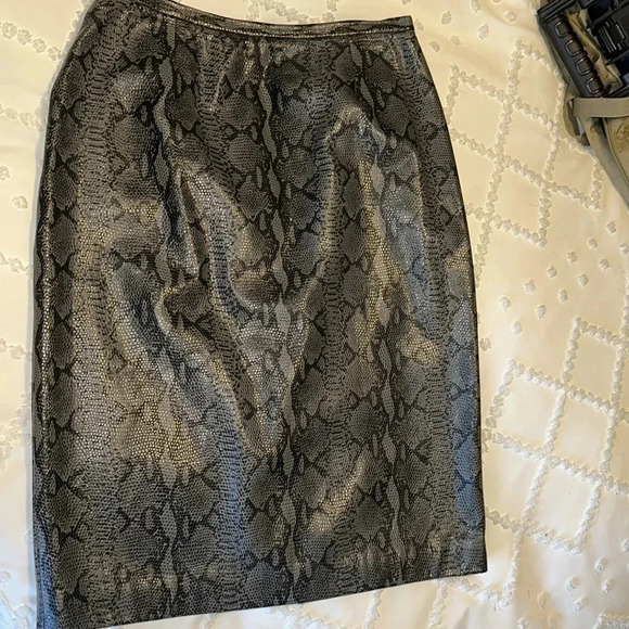 Liz Claiborne leather skirt. Size 10. - Picture 1 of 6